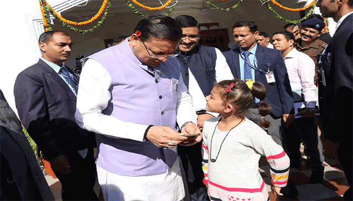 सीएम धामी ने दीपावली पर लोगों से लीं शुभकामनाएं और दिया सम्मान