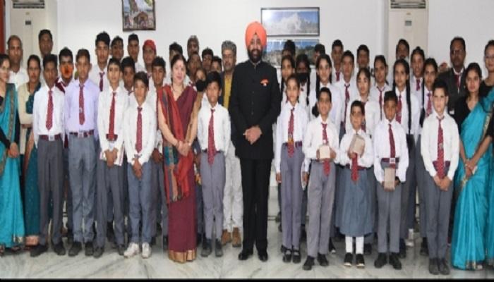 राज्यपाल से स्कूली बच्चों ने भेंट कर किया संवाद