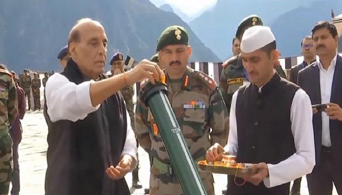 रक्षा मंत्री ने औली मिलिट्री स्टेशन में \’शस्त्र पूजा\’ की, सैनिकों के साथ मनाया दशहरा