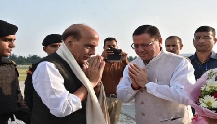 रक्षा मंत्री पहुंचे देहरादून, माणा और औली में सैनिकों संग मनाएंगे दशहरा