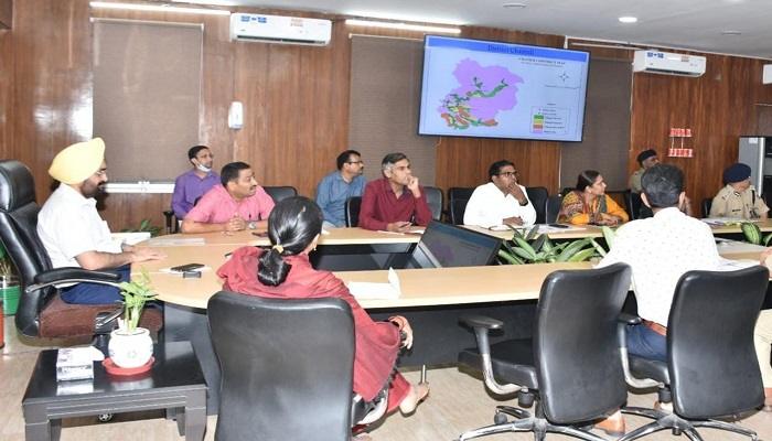 मुख्य सचिव ने डीएम और पुलिस अधीक्षकों के साथ की वीडियो कान्फ्रेंसिंग