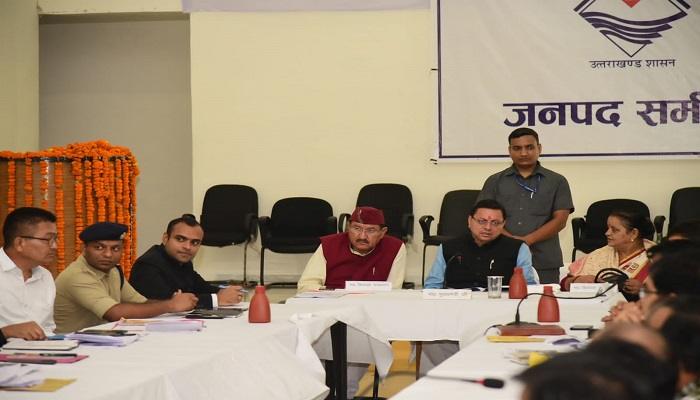 सीएम धामी ने देर रात तक ली ज़िला स्तरीय समीक्षा बैठक