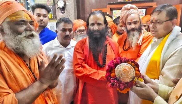 सीएम धामी ने छड़ी यात्रा का किया शुभारंभ, चारधाम के लिए हुई रवाना