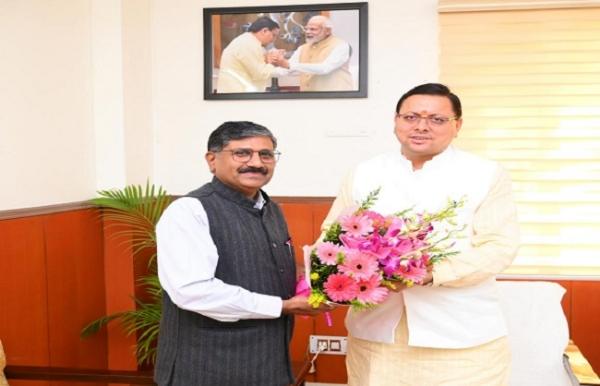 सीएम धामी से लोक सेवा आयोग अध्यक्ष ने की शिष्टाचार भेंट