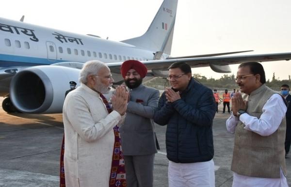 प्रधानमंत्री मोदी पहुंचे उत्तराखंड, राज्यपाल और सीएम धामी ने किया स्वागत