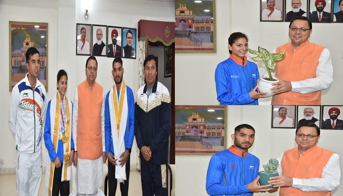 सीएम धामी ने स्वर्ण पदक विजेता एथिलीटों से की भेंट