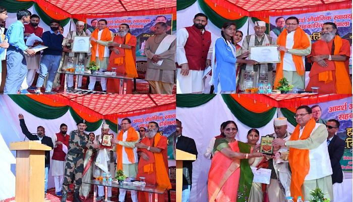 सीएम धामी ने \’हमारे मुख्यमंत्री\’ कार्यक्रम में किया प्रतिभाग