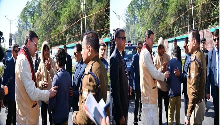 स्कूटी सवार युवकों को गिरता देख सीएम धामी ने रुकवाई फ्लीट, भिजवाया अस्पताल
