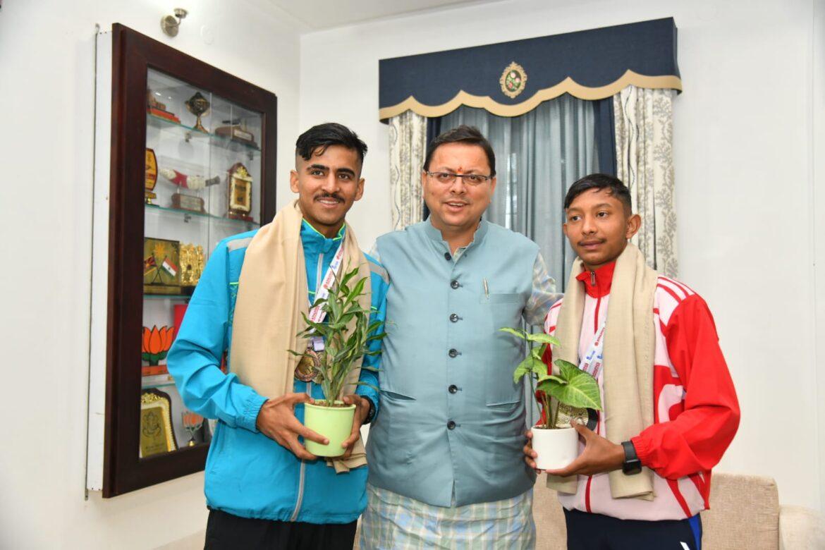 सीएम धामी ने खिलाड़ियों का किया सम्मान