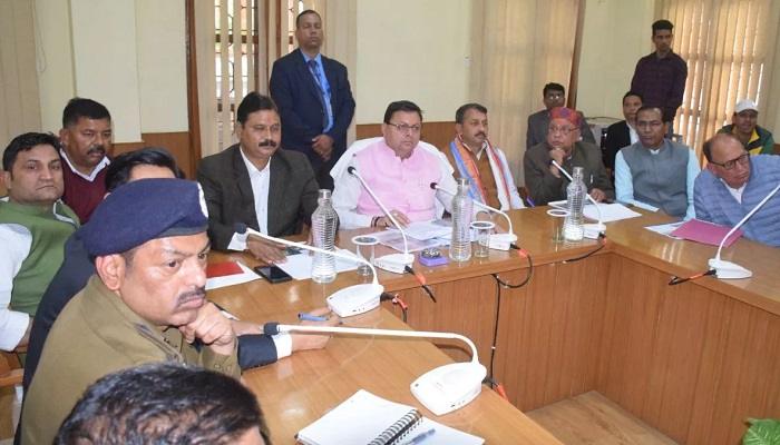 सीएम धामी ने हल्द्वानी में ली विकास कार्यों की समीक्षा बैठक