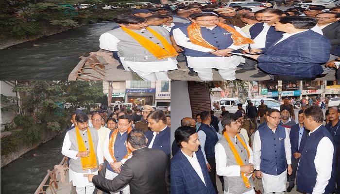 सीएम धामी ने सड़क व नहर कवरिंग कार्य का किया औचक निरीक्षण