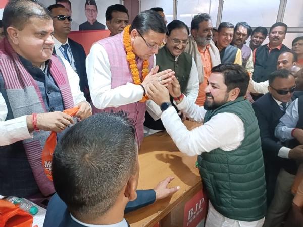 कांग्रेस पार्षद समेत सैंकड़ों ने थामा भाजपा का दामन