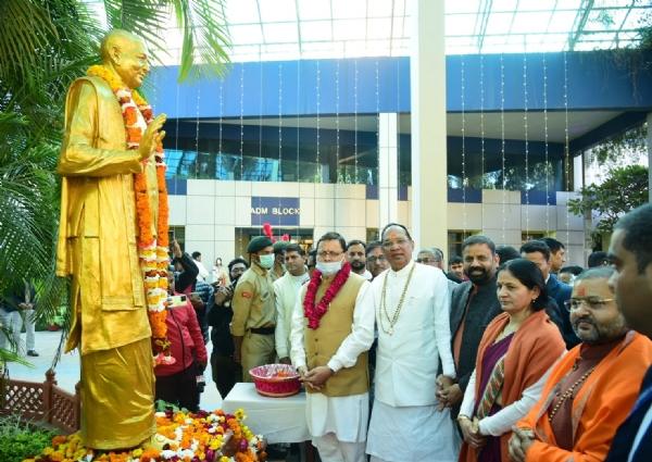 हमारे साधु-संत सर्वे भवन्तु सुखिनः के सिद्धांत की प्रेरणा देते हैं: सीएम धामी