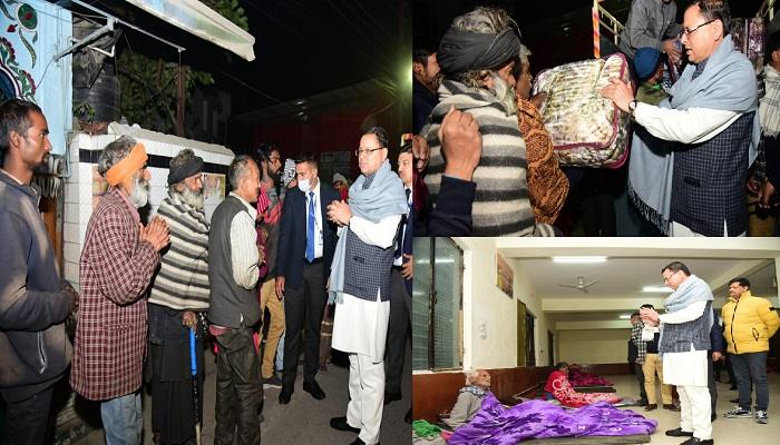 सीएम धामी ने जरूरतमंदों को वितरित किए कंबल और गर्म कपङे, रैन बसेरों का किया निरीक्षण