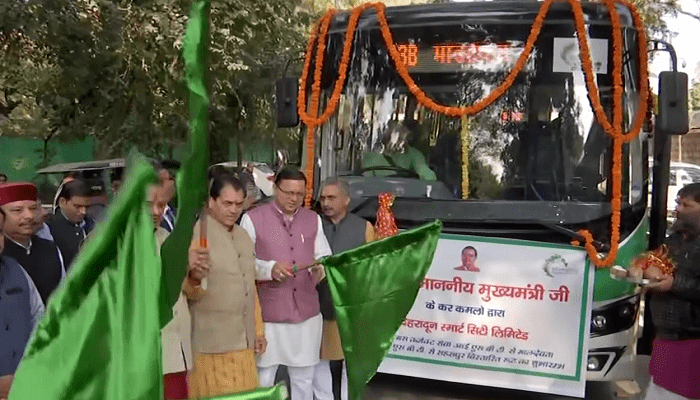 सीएम धामी ने टिकट लेकर इलेक्ट्रॉनिक बस में की यात्रा