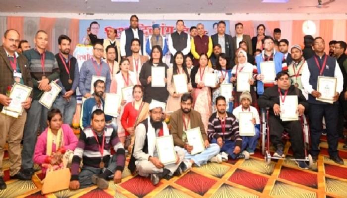सीएम धामी ने दिव्यांग दिवस पर 32 दिव्यांगजनों को किया सम्मानित