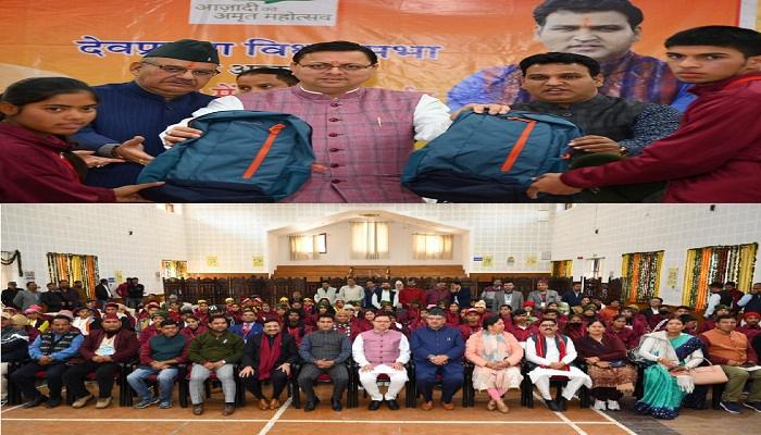 सीएम धामी ने मेधावी छात्रों से की भेंट