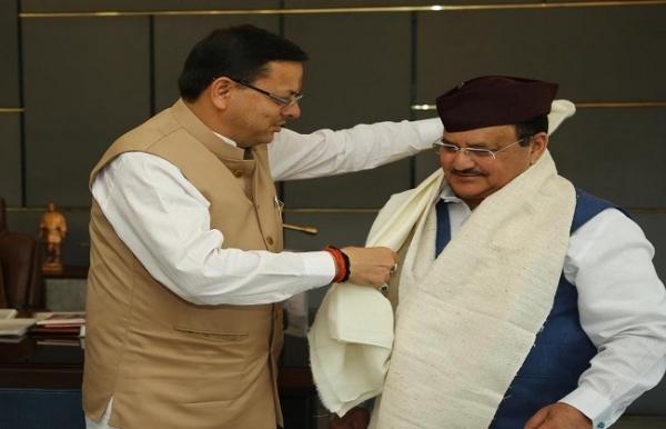 सीएम धामी ने भाजपा अध्यक्ष नड्डा को पहाड़ी टोपी पहनाकर दी जन्मदिन की बधाई