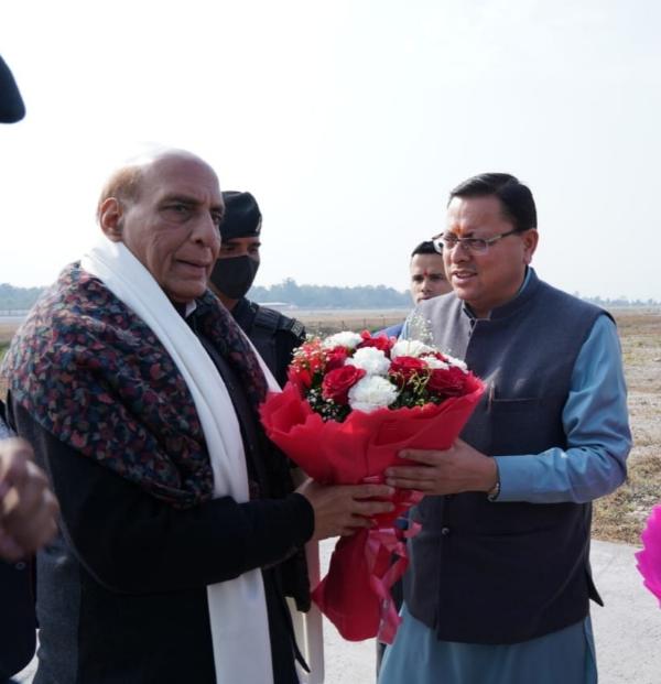 रक्षा मंत्री पहुंचे देहरादून, सीएम धामी ने किया स्वागत