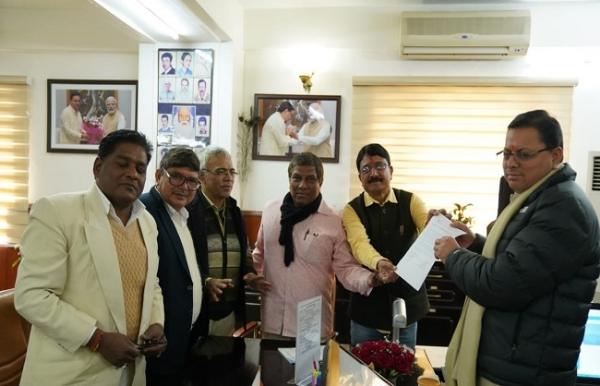 चिन्हित राज्य आंदोलनकारी के दल ने सीएम धामी को सौंपा पत्र