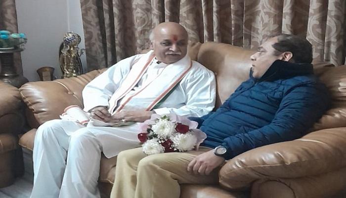विहिप के पूर्व अध्यक्ष प्रवीण तोगड़िया ने पुष्पलता उपाध्याय को अर्पित की श्रद्धांजलि
