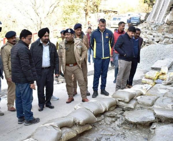 मुख्य सचिव ने जोशीमठ भूधसाव क्षेत्र का किया स्थलीय निरीक्षण