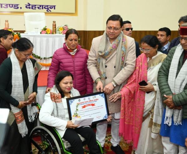 सीएम धामी ने महिला खिलाड़ियों को किया सम्मानित