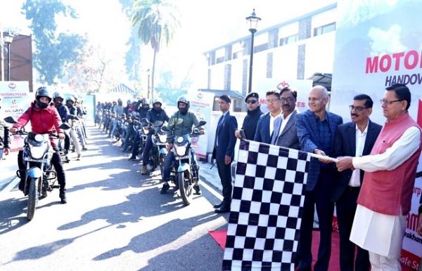 सीएम धामी ने पर्वतीय जनपदों के लिए 320 मोटर साइकिलों को किया रवाना