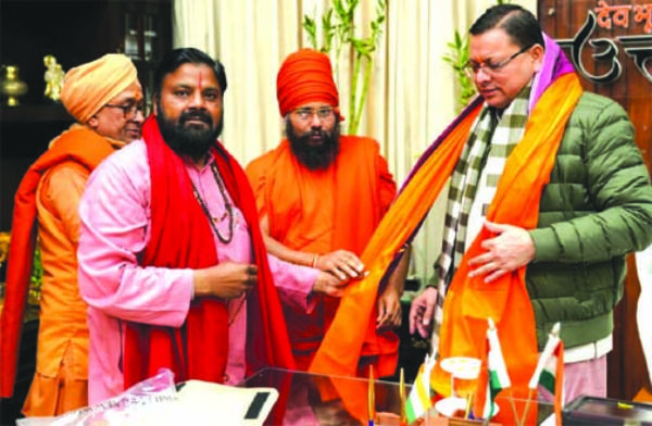 श्री पंचायती अखाड़ा निर्मल के संतों ने सीएम धामी से की मुलाक़ात