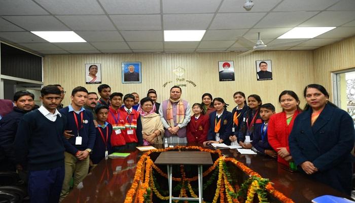 सीएम धामी ने किया बाल विधायकों से संवाद