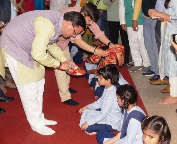 सीएम धामी ने नैब स्कूल में किया कन्या पूजन, बच्चों को दिए उपहार