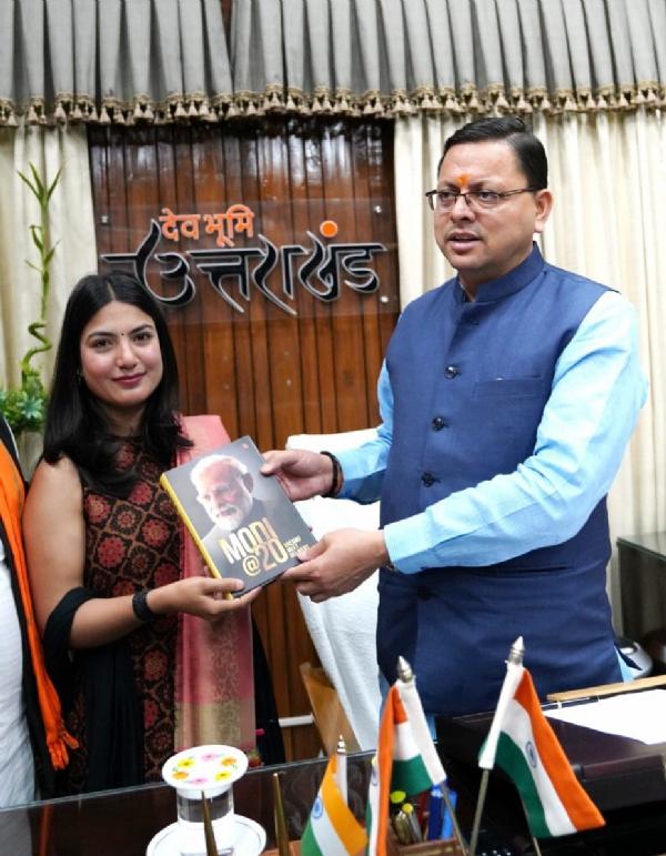 सीएम धामी ने दिव्या नेगी को किया सम्मानित