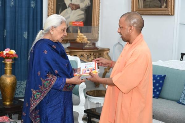 मुख्यमंत्री योगी ने राज्यपाल से की मुलाकात, दी उपलब्धियों की पुस्तिका