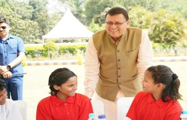 मुख्यमंत्री को अपने बीच पाकर उत्साहित हुए बच्चे
