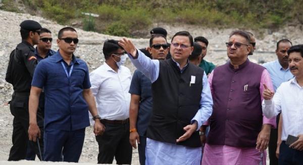 सीएम धामी ने आपदा प्रभावित क्षेत्र के राहत कार्यों का किया निरीक्षण