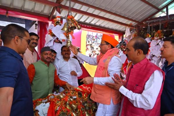 सीएम धामी पहुंचे गोल्ज्यू देवता की शरण में, की पूजा-अर्चना