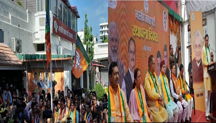 सीएम धामी और प्रदेश भाजपा अध्यक्ष महेंद्र भट्ट ने पार्टी स्थापना दिवस पर किया ध्वजारोहण