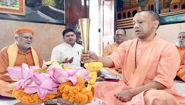 रुद्राभिषेक कर सीएम योगी ने की प्रदेशवासियों के सुख-समृद्धि की कामना