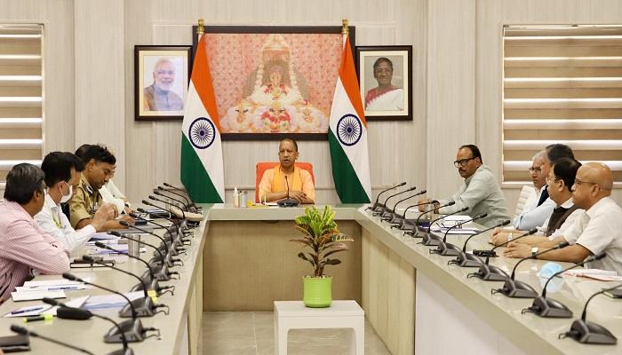 कोविड अनुकूल व्यवहार अपनाना जरूरी: सीएम योगी