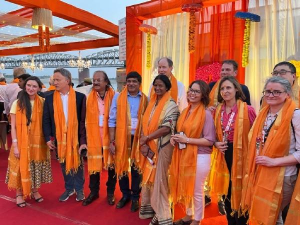 G-20 के मेहमानों ने गंगा में किया नौकायन, देखी गंगा आरती