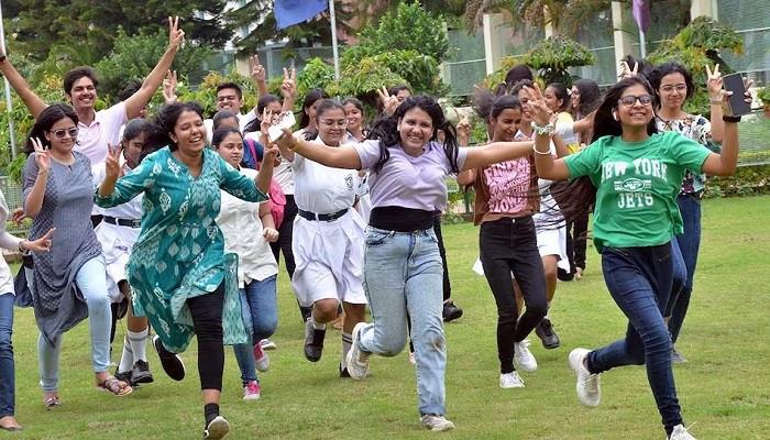 UP Board 10वीं-12वीं का रिजल्ट जारी, बेटियों ने फिर मारी बाजी