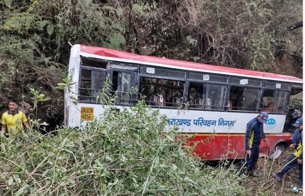 रोडवेज बस खाई में गिरने से दो की मौत, सीएम धामी ने जताया दुख