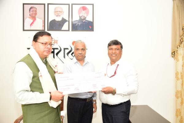 सीएम धामी को टीएचडीसी के सीएमडी ने जोशीमठ के लिए सौंपा दो करोड़