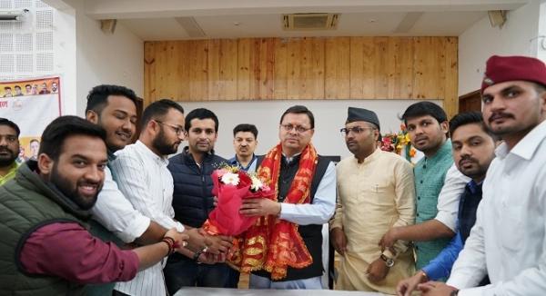 भाजयुमो पदाधिकारियों ने सीएम धामी से भेंट कर किया धन्यवाद