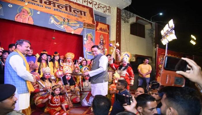 महिला रामलीला मंचन में पहुंच सीएम धामी, भगवान श्रीराम का लिया आशीर्वाद
