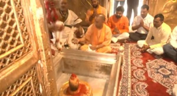 सीएम योगी ने बाबा विश्वनाथ के दरबार में लगाई हाजिरी