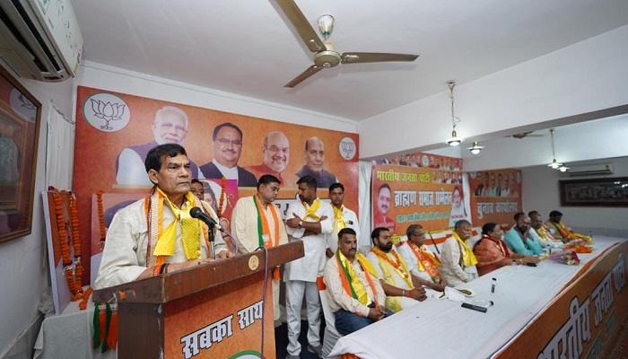 एके शर्मा ने ब्राह्मण समाज के नेताओं को दिलाई भाजपा की सदस्यता