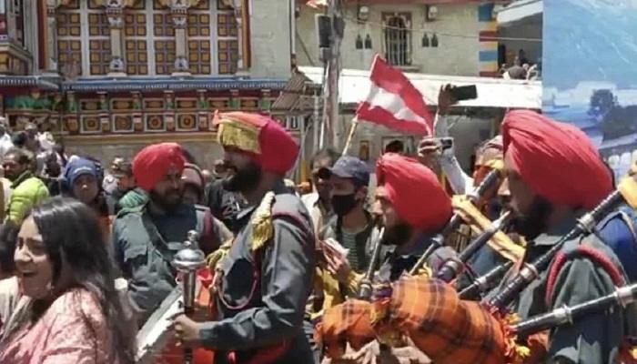 बदरीनाथ में पंजाब बैंड ने बनाया भक्तिमय माहौल, मशकबीन की धुन पर जमकर झूमे श्रद्धालु