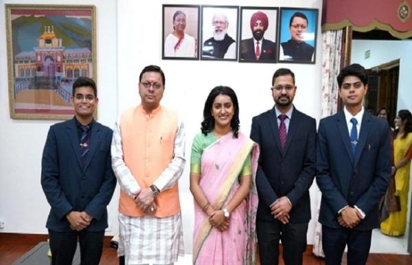 प्रशिक्षु आईएएस अधिकारियों ने सीएम धामी से की भेंट