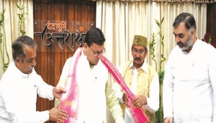 सीएम धामी को दिया मूर्ति स्थापना कार्यक्रम का निमंत्रण